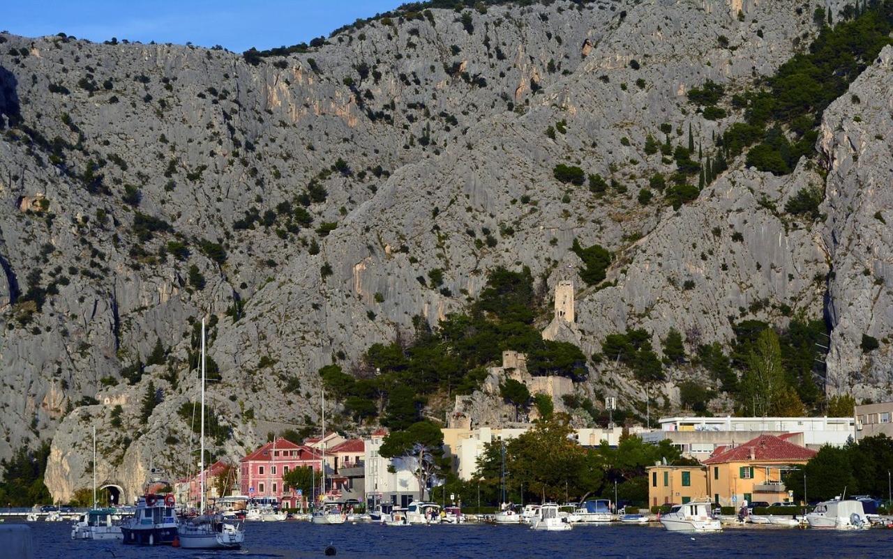 Azure Apartments By The Sea Near City Omis Exterior photo